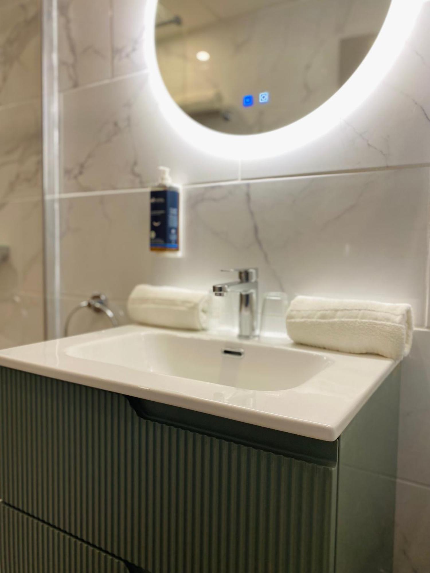 Brit Hotel Acacias Arles Bagian luar foto